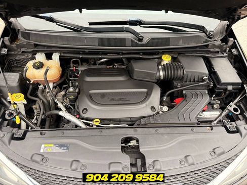 Used 2019 Chrysler Pacifica Touring-L FWD image 32
