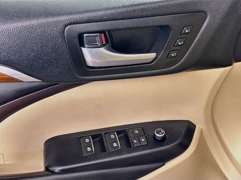 Used 2018 Toyota Highlander Limited Platinum FWD image 15