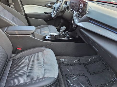 Used 2025 Chevrolet Trax LT w/ LT Convenience Package FWD image 30