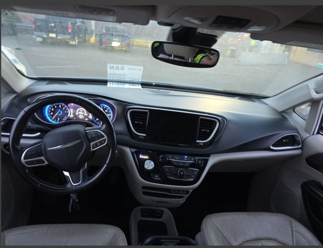 Used 2021 Chrysler Pacifica Touring-L FWD image 11