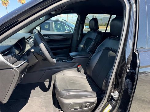 Used 2025 Jeep Grand Cherokee Altitude AWD/4WD image 5
