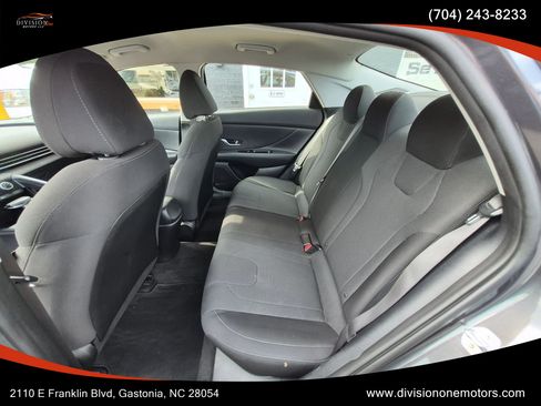 Used 2021 Hyundai Elantra SE FWD image 8