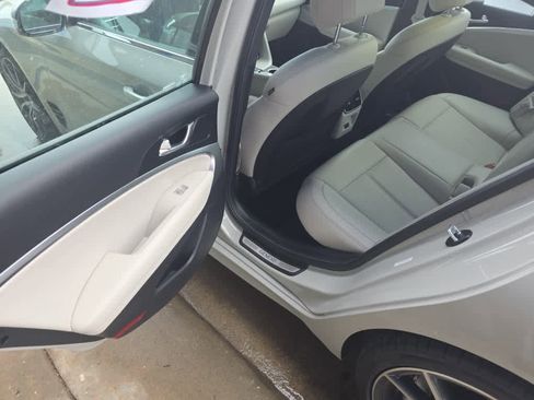 Used 2025 Genesis G70 2.5T image 18