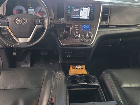 Used 2015 Toyota Sienna SE w/ SE Preferred Package FWD image 4