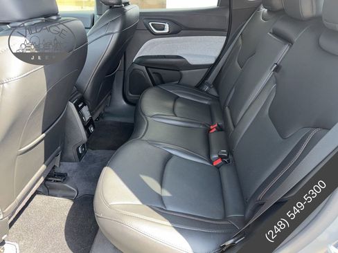 Used 2023 Jeep Compass Latitude image 11