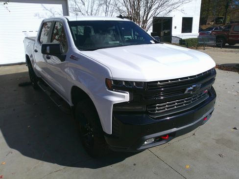 Used 2021 Chevrolet Silverado 1500 LT Trail Boss w/ Convenience Package II image 2
