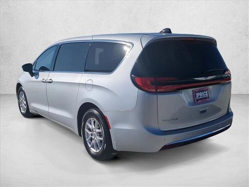 Used 2024 Chrysler Pacifica Touring-L image 8