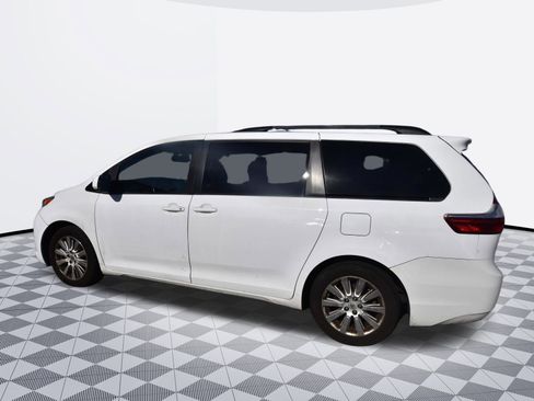 Used 2017 Toyota Sienna LE image 3