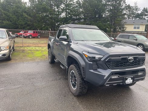 Used 2025 Toyota Tacoma TRD Off-Road image 3