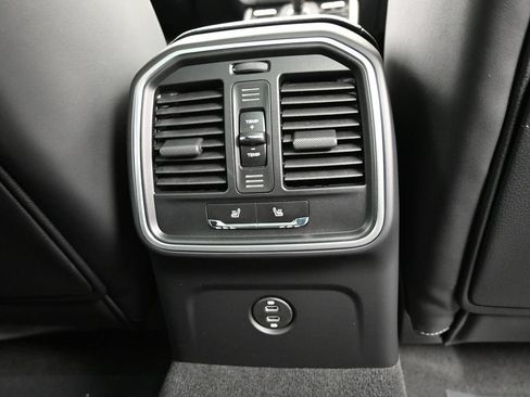 Certified 2026 Porsche Macan AWD/4WD image 16