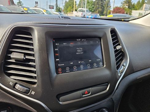 Used 2019 Jeep Cherokee Latitude Plus AWD/4WD image 21