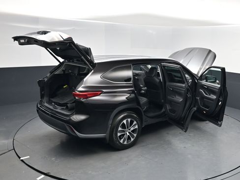 Used 2020 Toyota Highlander XLE image 18