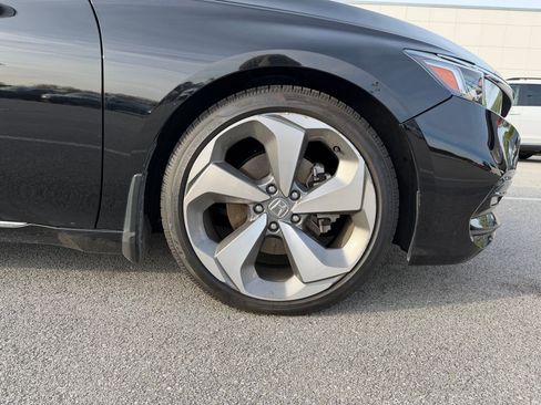 Used 2018 Honda Accord Touring image 8