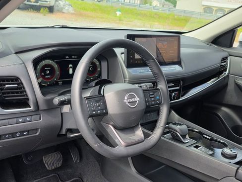 Used 2025 Nissan Rogue SL w/ Tech Package AWD/4WD image 11
