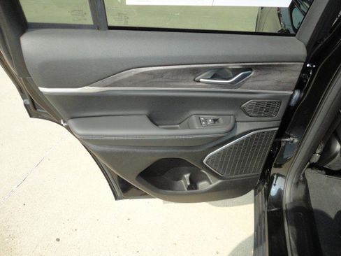 Used 2022 Jeep Grand Cherokee Limited image 10