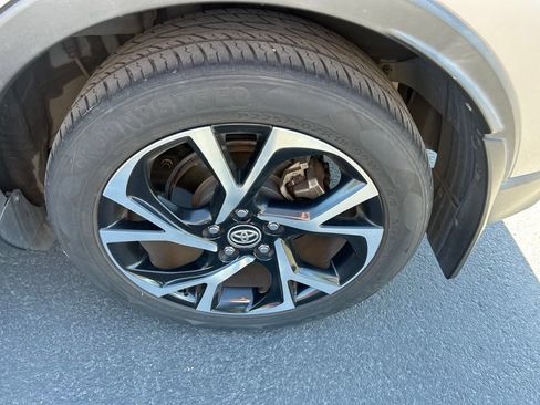 Used 2018 Toyota C-HR XLE FWD image 14