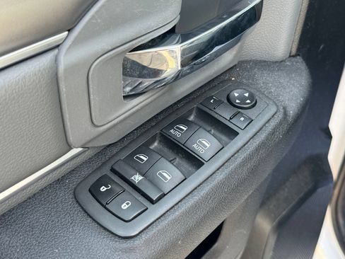 Used 2022 RAM 1500 Classic SLT AWD/4WD image 12