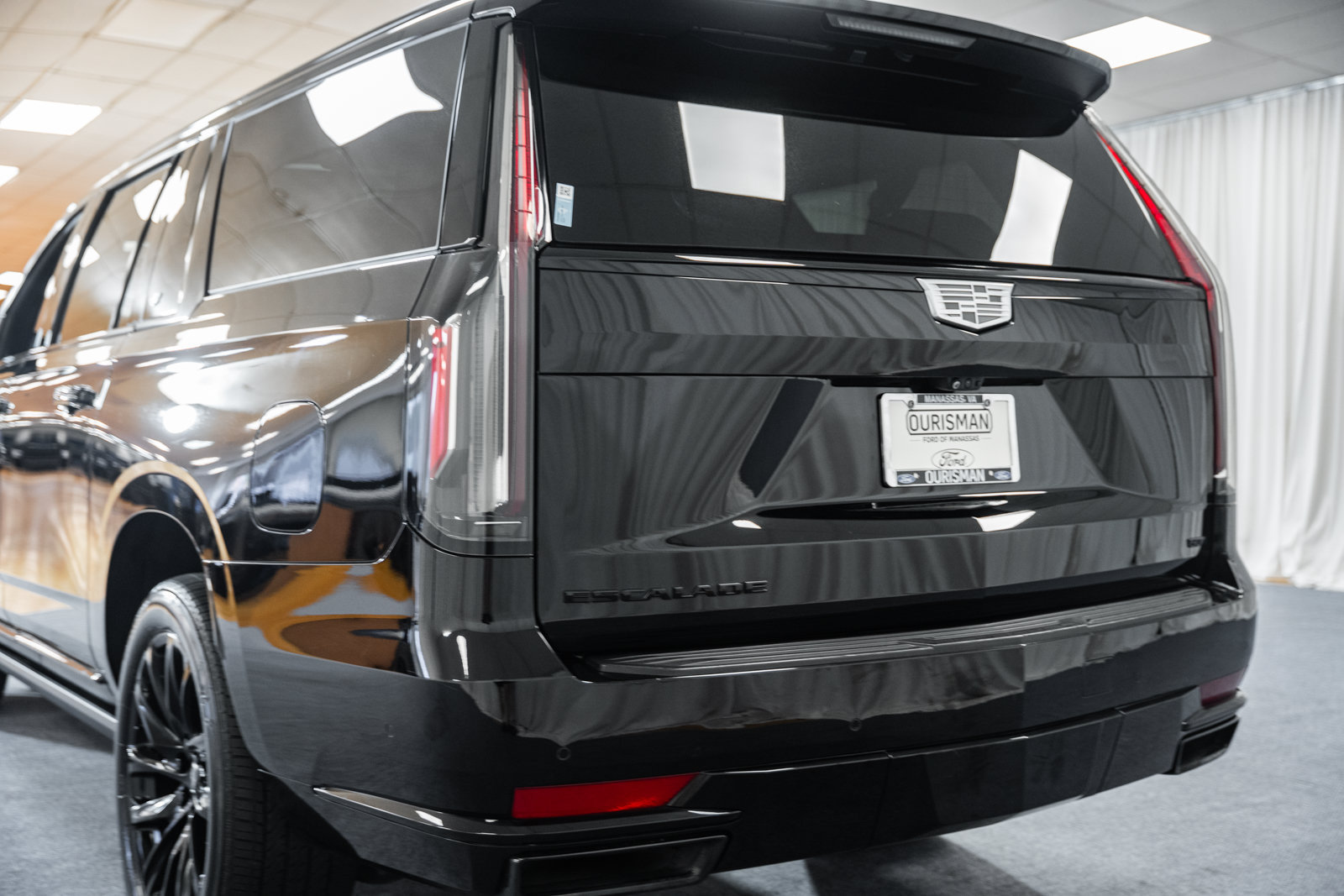 Used 2023 Cadillac Escalade ESV Sport w/ LPO, ONYX Package AWD/4WD image 5
