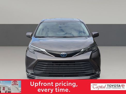 Used 2024 Toyota Sienna XLE image 3
