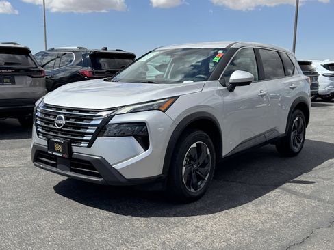 Used 2024 Nissan Rogue SV AWD/4WD image 3
