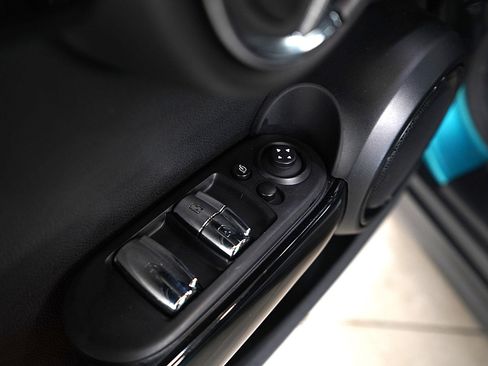 Used 2018 MINI Cooper S image 18