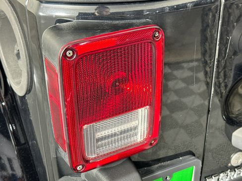 Used 2014 Jeep Wrangler Unlimited Sahara image 33