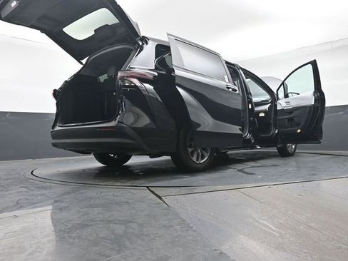 Certified 2025 Toyota Sienna XLE image 59
