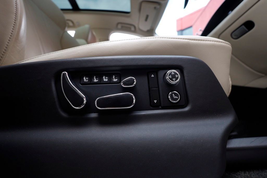 Used 2019 Bentley Bentayga AWD/4WD image 42
