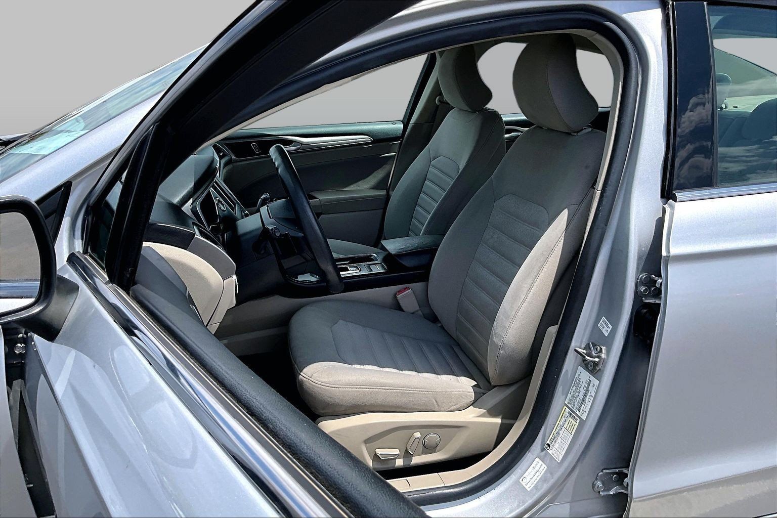 Used 2019 Ford Fusion SE FWD image 24