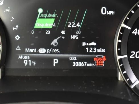 Used 2025 Toyota Highlander LE FWD image 28