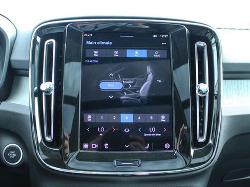 Used 2025 Volvo XC40 B5 Core image 21