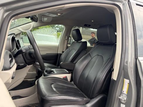 Used 2022 Chrysler Pacifica Touring-L FWD image 25