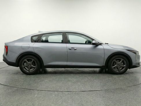 Used 2025 Kia K4 LXS image 11