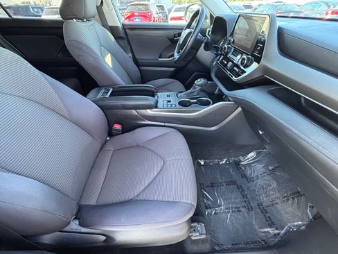 Used 2024 Toyota Highlander LE FWD image 14