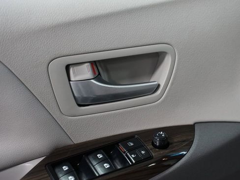 Used 2017 Toyota Sienna XLE image 33