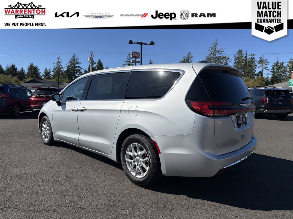 Used 2024 Chrysler Pacifica Touring-L FWD image 4