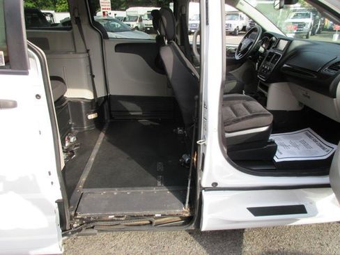 Used 2019 Dodge Grand Caravan SE FWD image 29
