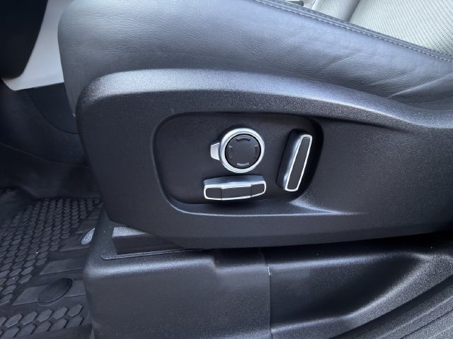 Used 2023 Land Rover Defender 130 SE AWD/4WD image 27