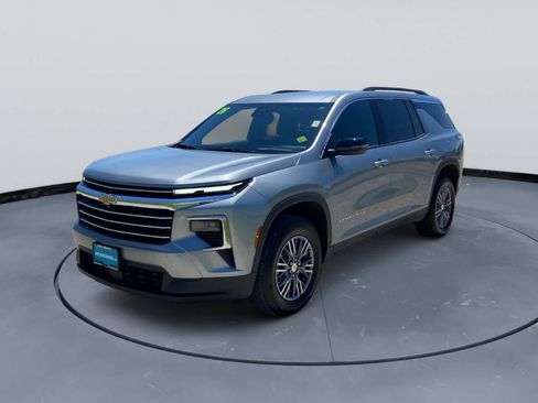 Used 2026 Chevrolet Traverse LT AWD/4WD image 2