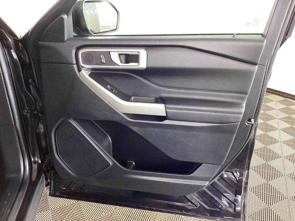 Used 2023 Ford Explorer XLT AWD/4WD image 8