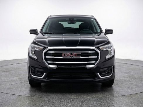 Used 2024 GMC Terrain SLT image 2