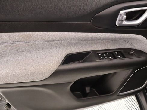 Used 2025 Jeep Compass Latitude image 15