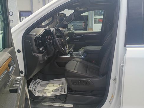 Used 2024 Chevrolet Silverado 1500 High Country w/ High Country Premium Package AWD/4WD image 9