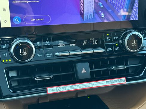 New 2025 Toyota Highlander Platinum image 24