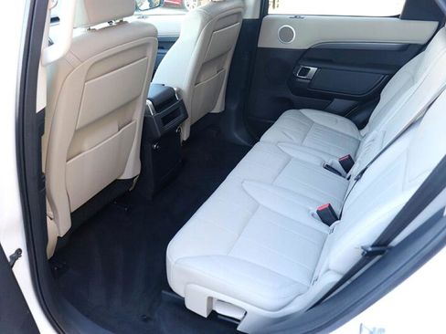 Used 2018 Land Rover Discovery SE image 17