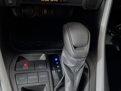 Used 2021 Toyota RAV4 LE image 23