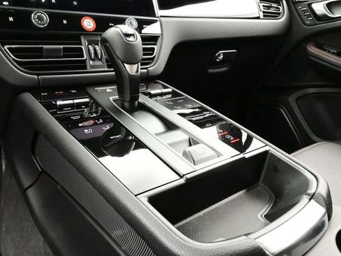 Certified 2025 Porsche Macan AWD/4WD image 10