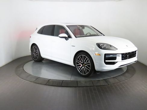 Certified 2025 Porsche Cayenne S AWD/4WD image 9