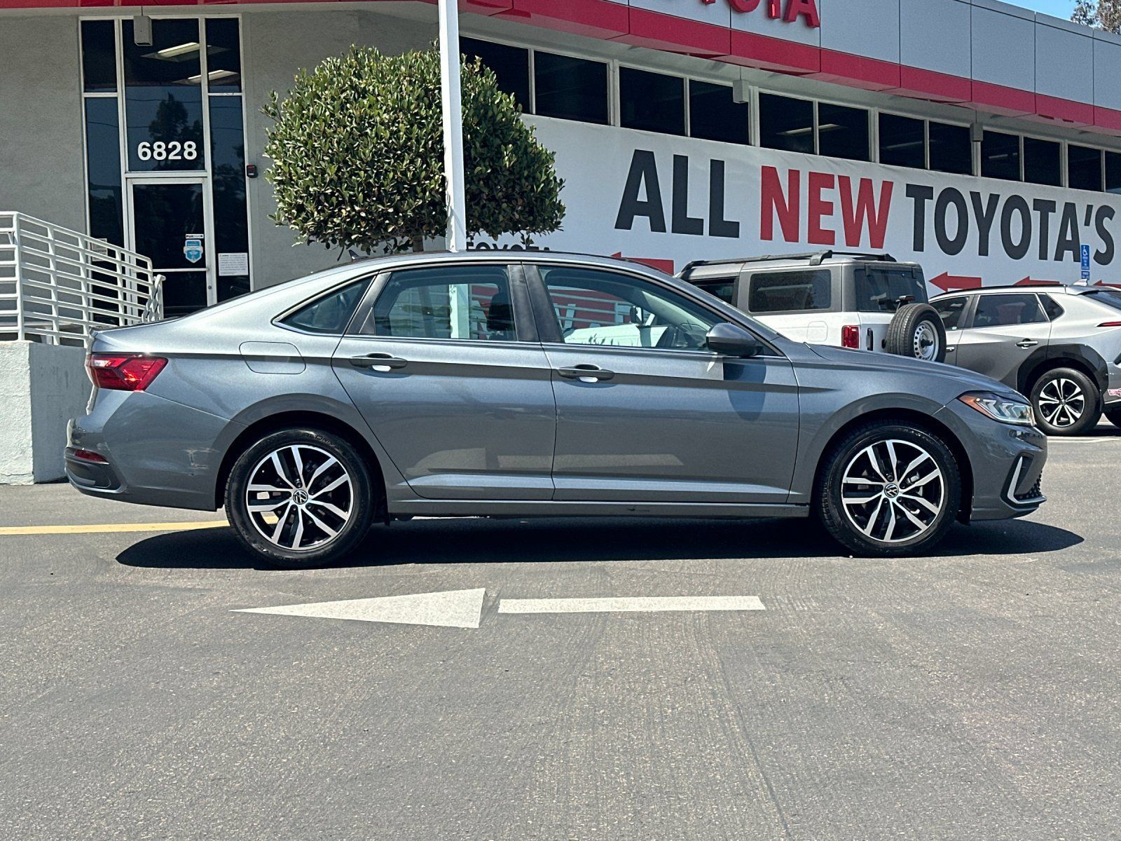 Used 2025 Volkswagen Jetta SE FWD image 6