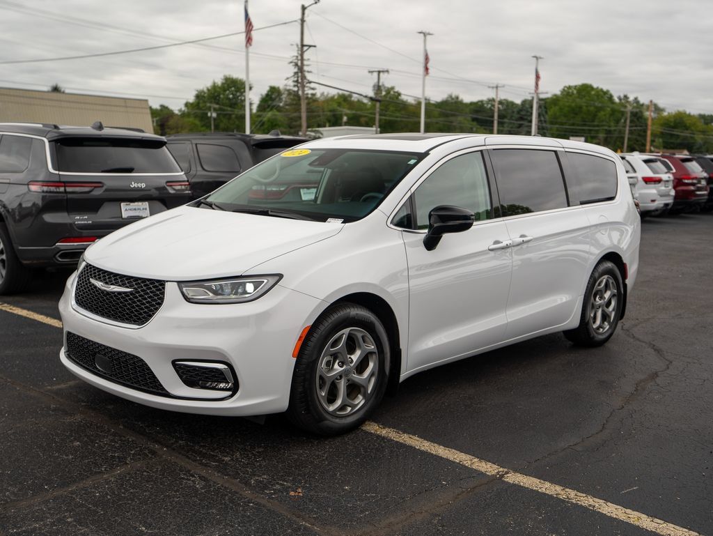 Used 2024 Chrysler Pacifica Limited w/ Trailer Tow Group FWD image 2